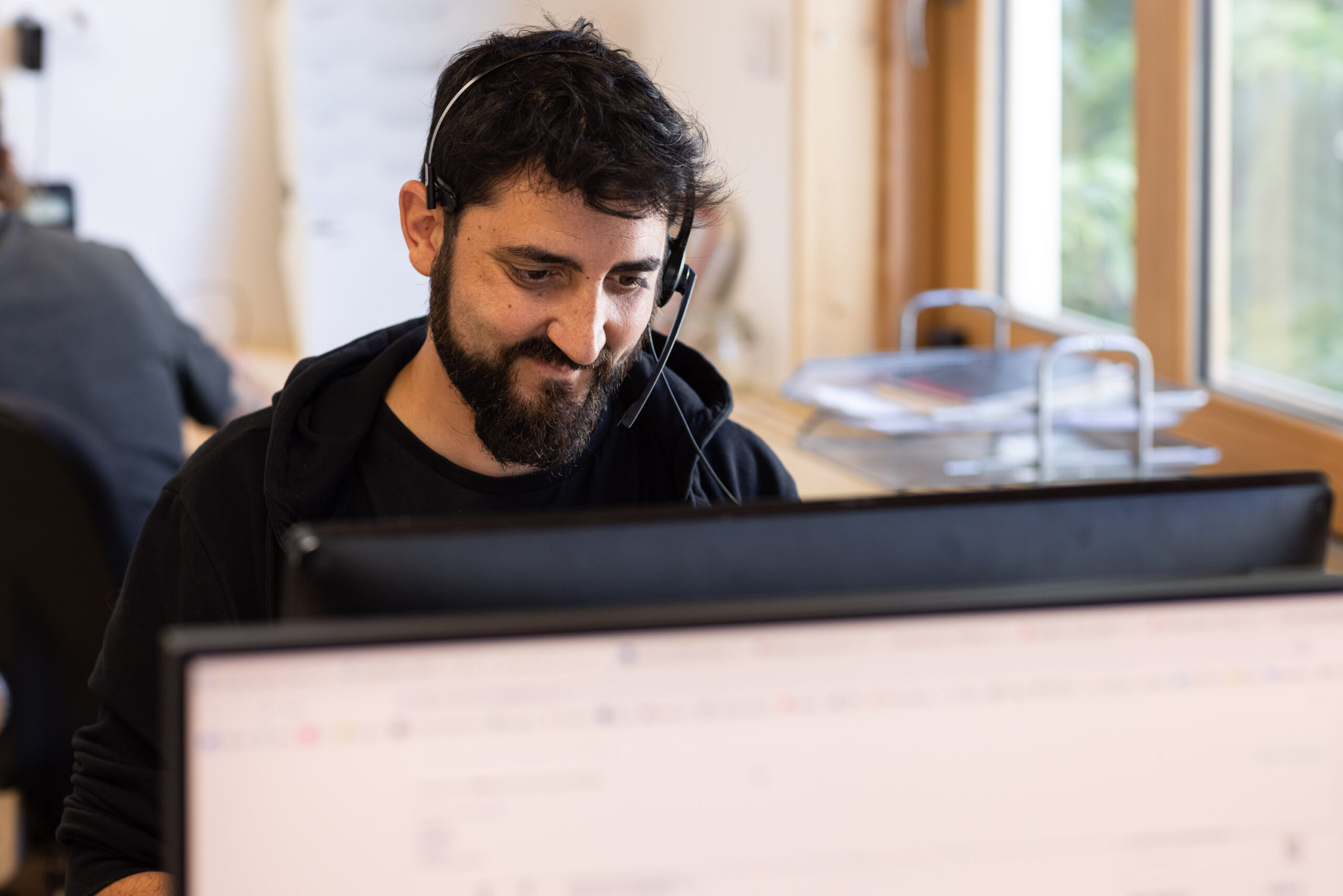 Conseiller service client Ze Plombier avec casque t&eacute;l&eacute;phonique souriant